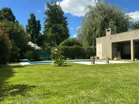 Casa en venta en barrio El Mirasol-4ambientes-Pileta-Lote Interno-Apto credito.
