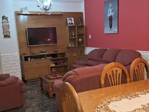 SE VENDE CASA de 3 amb con DEPTO 2 AMB PLANTA ALTA -VILLA MAIPU SAN MARTIN