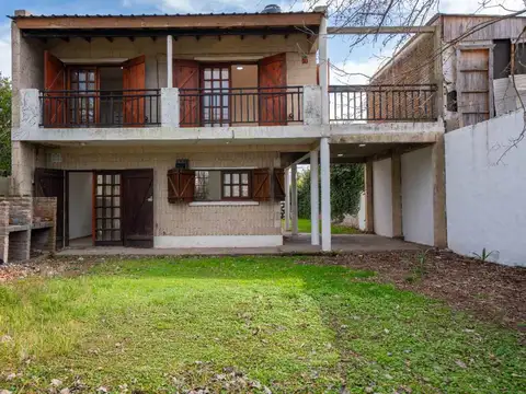 Casa en Alquiler con 2 cocheras