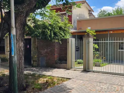 EXCELENTE PROP. DE 2AMB. S/ LOTE DE 8.66X60 TOTALMENTE RECIC