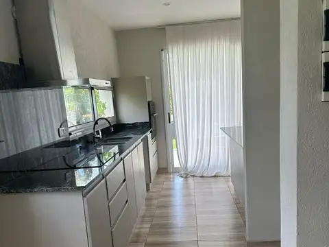 Casa 6 ambientes con 4 baños