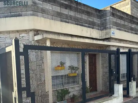 Casa en Venta con 3 cocheras
