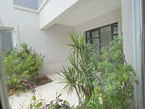 Casa 8 ambientes con 6 baños
