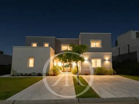 Casa en venta al lago central en Virazón Nordelta 3400