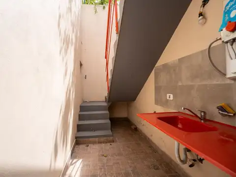 Depto Tipo Casa en Alquiler en Lisandro Olmos Etcheverry, $ 600.000
