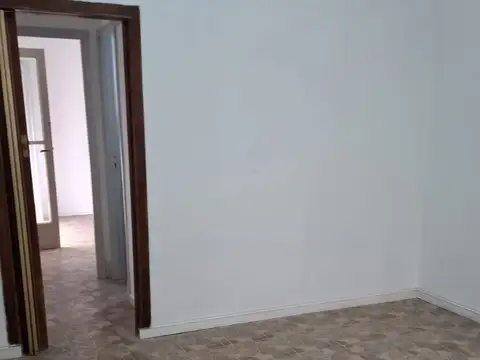 AMPLIO DEPARTAMENTO DE DOS AMBIENTES CON DOS PATIOS A MTS. AV. RIVADAVIA - PERMITE MASCOTAS