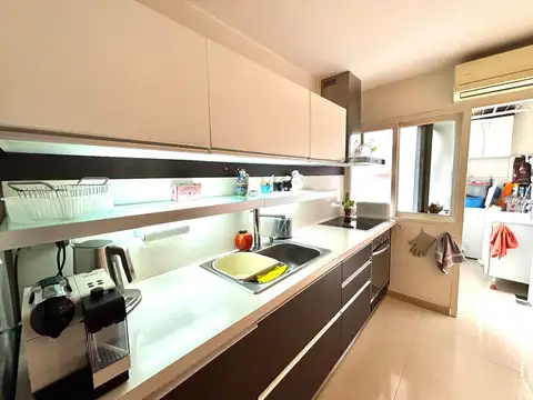 Venta semipiso con cochera, baulera y vista abierta cerca subte A - Apto crédito