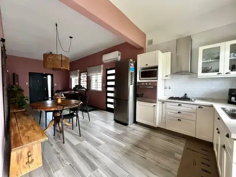 Casa en Venta con 2 cocheras
