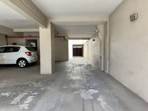 Cochera semicubierta en venta – 8 entre 57 y 58 | Plaza Moreno
