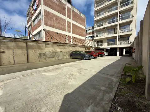 Cochera semicubierta en venta – 8 entre 57 y 58 | Plaza Moreno
