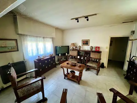 Casa en Alquiler con 2 cocheras