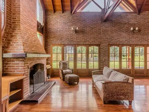 Casa 9 ambientes con 5 baños