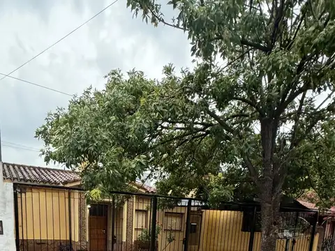 SE VENDE AMPLIA CASA + DTO EN AV. SANTA ANA