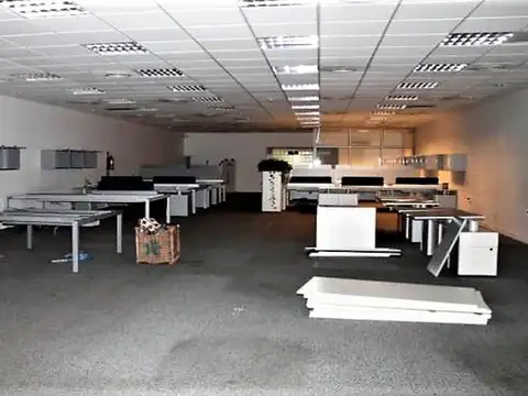 Local con oficinas sobre Peatonal Florida. Ideal Bancos