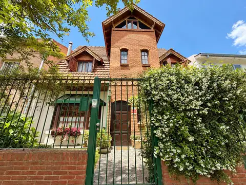 Casa 6 ambientes con 2 baños