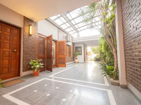 Casa 8 ambientes con 3 baños
