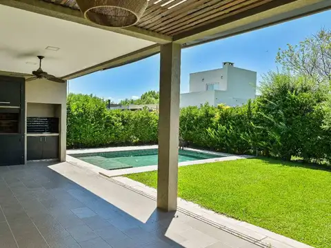 Casa 4 ambientes con 2 baños