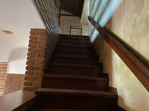 VENTA CASA EN EL CENTRO DE FUNES PILETA Y JARDIN