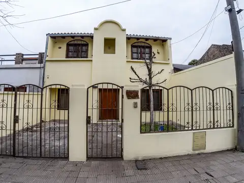 HERMOSA CASA DE TRES DORMITORIOS