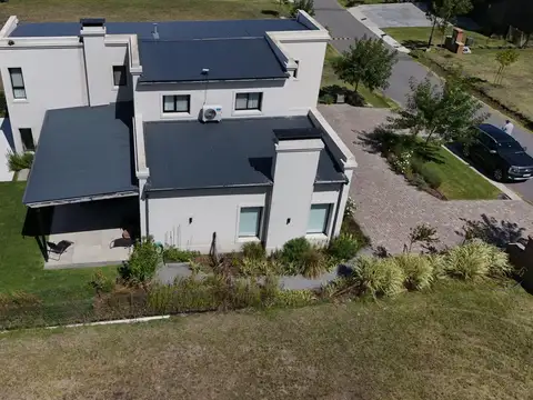 Casa en Alquiler con 3 cocheras