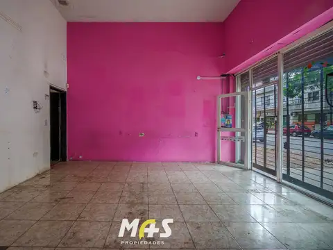 Local comercial sobre Av. Álvarez Jonte — vereda amplia y sin expensas
