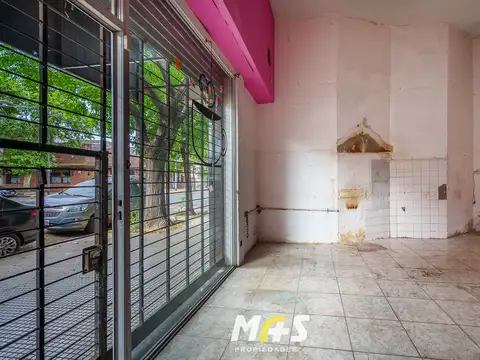 Local comercial sobre Av. Álvarez Jonte — vereda amplia y sin expensas