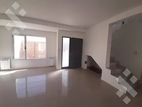Casa 6 ambientes con 2 baños