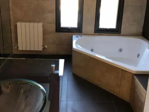 Casa 6 ambientes con 6 baños