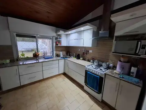 Casa 10 ambientes con 4 baños