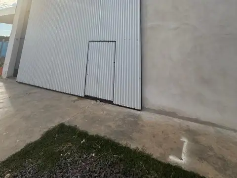 Amplio Galpón en acceso a Concordia