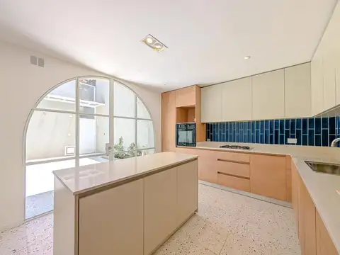 CASA A LA VENTA DE TRES DORMITORIOS + PATIO + TERRAZA EN ZONA CENTRO
