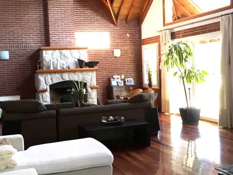 Abril Club de Campo en venta importante chalet