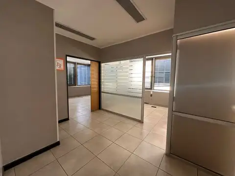 EXCELENTE PISO DE OFICINA EN ALQUILER EDIFICIO DE PRESTIGIO "CLUB ALEMAN"
