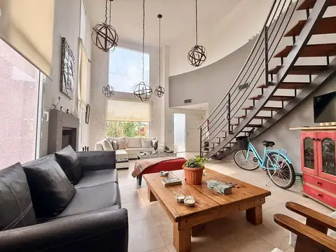 Casa en Venta con 2 cocheras