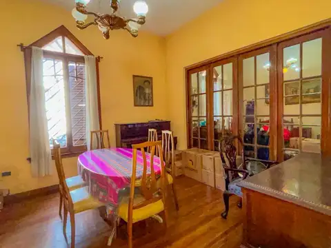 Casa 8 ambientes con 2 baños