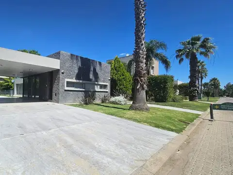 Casa en Alquiler con 2 cocheras