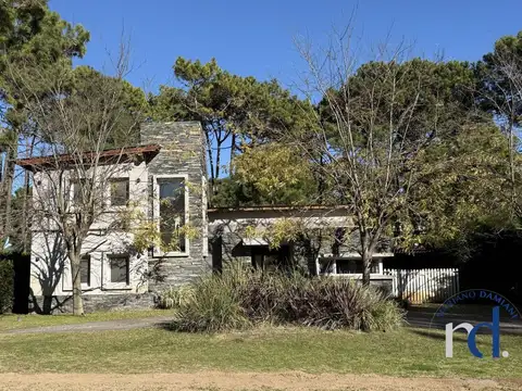 Casa 4 Dormitorios con Pileta en Venta en Pinamar Zona Álamos