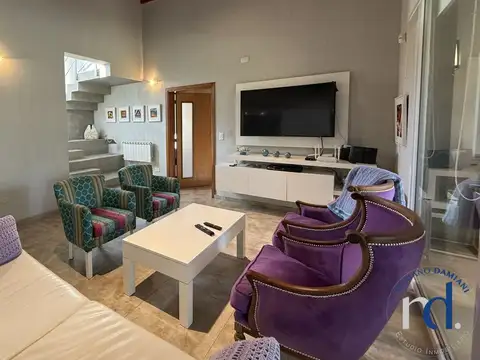 Casa 5 ambientes con 3 baños