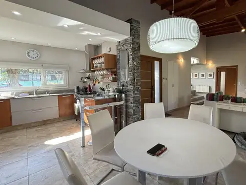 Casa 4 Dormitorios con Pileta en Venta en Pinamar Zona Álamos