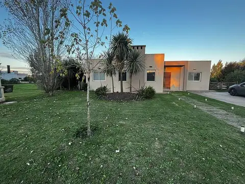 Casa de 7 ambientes sobre lote interno,en Lagos de San Eliseo. Ruta 58,Pte Perón- San Vicente.