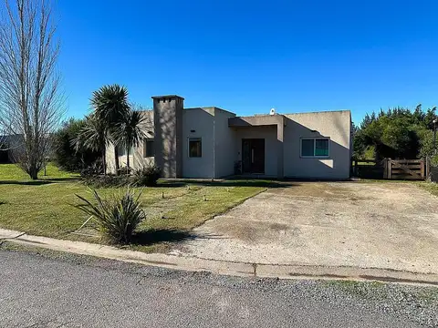 Casa de 7 ambientes sobre lote interno,en Lagos de San Eliseo. Ruta 58,Pte Perón- San Vicente.