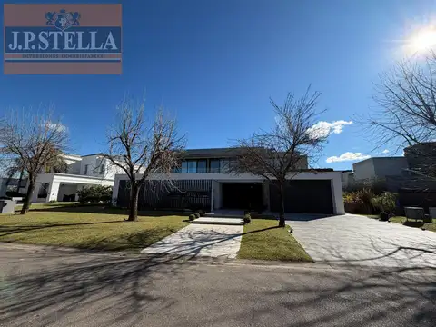 Excelente Casa 6 amb. 647 m² Edificados s/ Lote 1.395 m² en Terravista