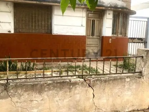 Casa antigua sobre lote de 8 x 34 en La Plata