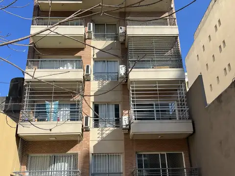 Flores (Granaderos 57) Departamento monoamb amplio con balcón