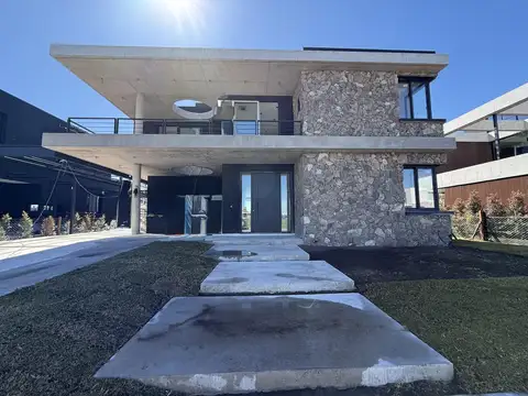 Casa 6 ambientes con 5 baños