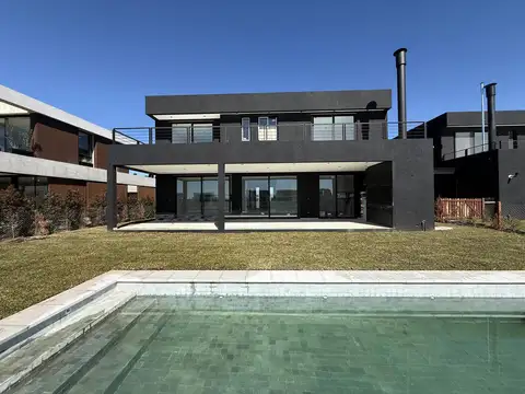 Casa en Venta con 6 cocheras