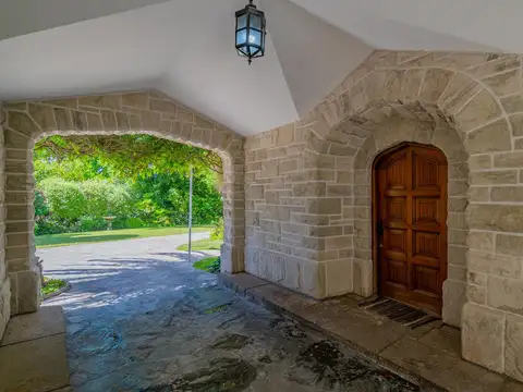 Importante residencia de categoría en esquina del barrio Los Troncos. TOUR VIRTUAL