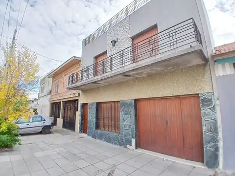 EXCELENTE INMUEBLE AL FTE. CON COCHERA-TERRAZA-BALCÓN -PATIO