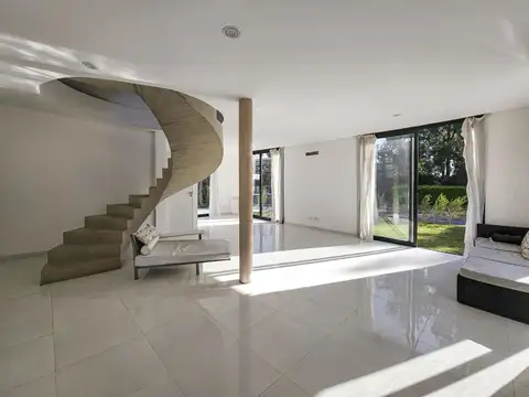 Casa en Venta con 3 cocheras