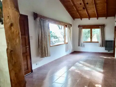 Preciosa casa de 4 amb. con quincho/depto. y amplio jardín libre